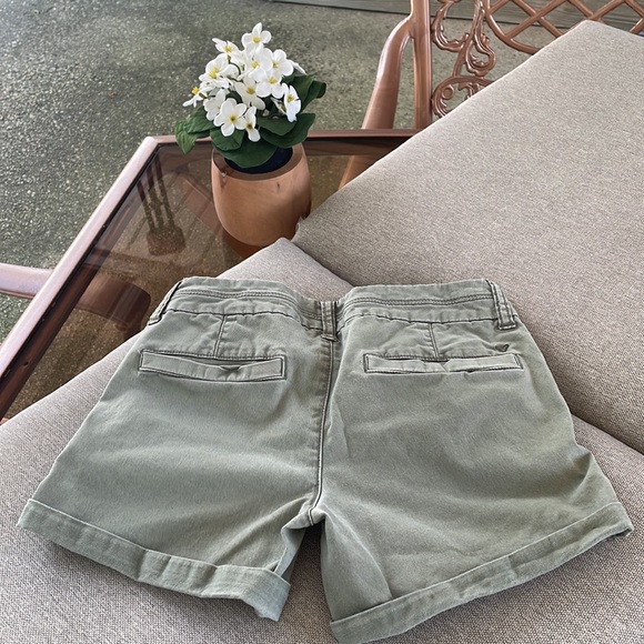 American Eagle Khaki Green Midi Low Rise Shorts Size 0 - Picture 2 of 4